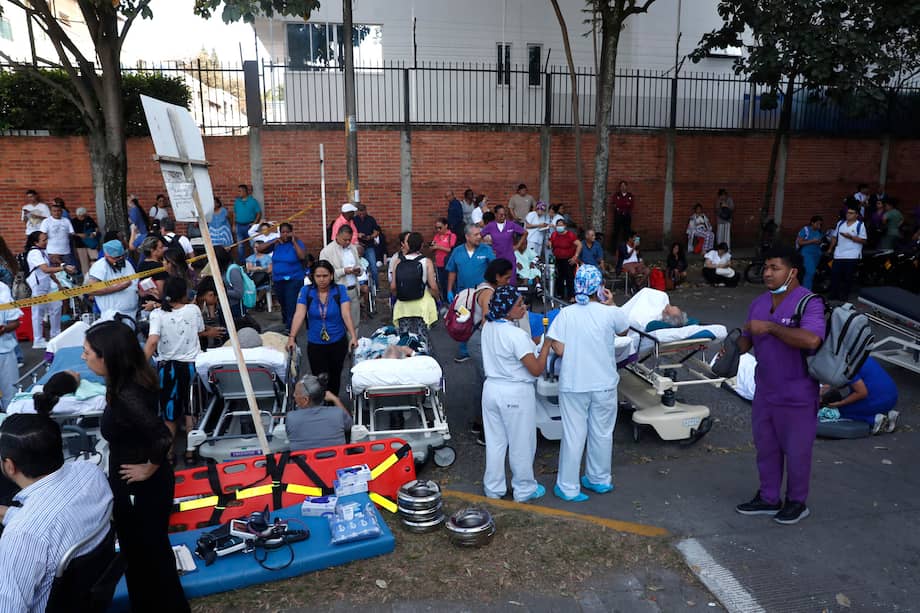 Imagen de referencia. Pacientes evacuados de la Clínica Farallones, en Cali, tras el terremoto de magnitud 7,4.