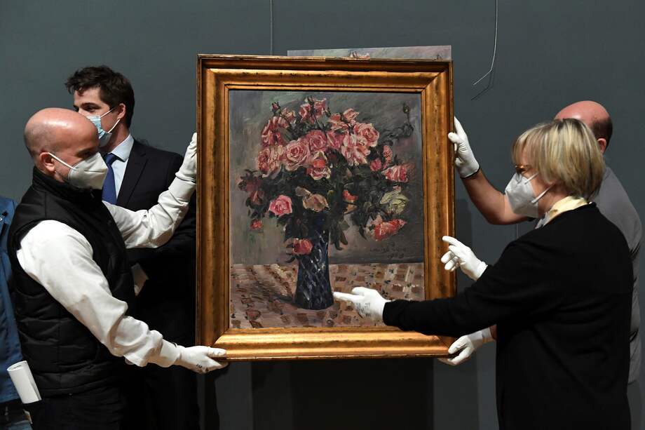 La obra "Blumenstilleben" ("Flores"), es una natrualeza muerta pintada en 1913 por Lovis Corinth. En la ficha técnica del museo se leía: "Colección desconocida, robada por el Einsatzstab Reichsleiter Rosenberg (una rama oficial del Tercer Reich), recuperada por Leo Van Puyvelde luego de la liberación de Bruselas". (Photo by JOHN THYS / AFP)