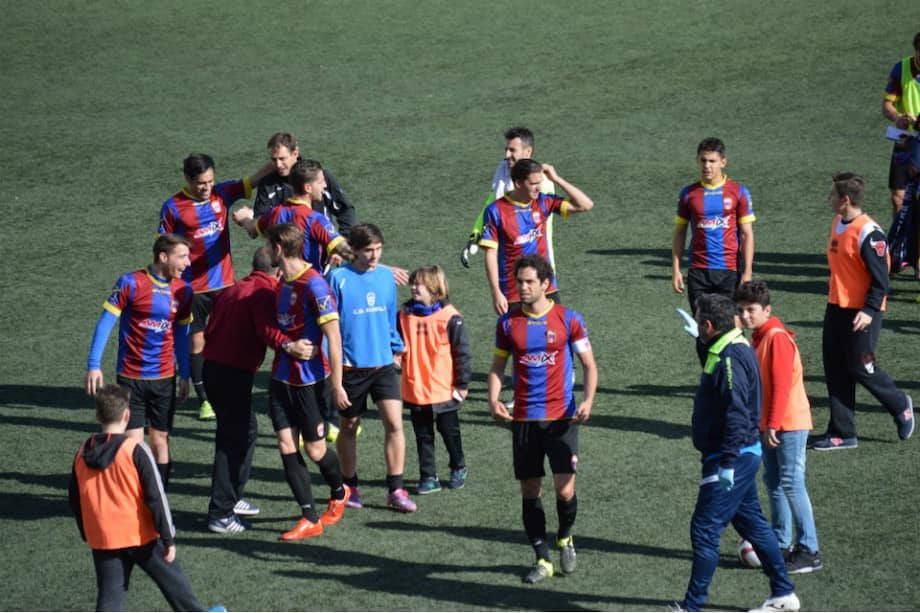 El jugador Cheikh Saad fue quien reveló que ha visto "cosas extrañas en muchas jornadas". / www.cdeldense.es