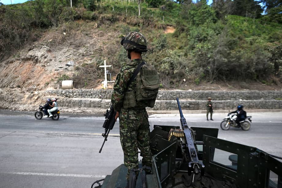 Soldados hacen guardia en la carretera Panamericana cerca de donde ocurrió un atentado en Cajibío, Cauca, en abril pasado.