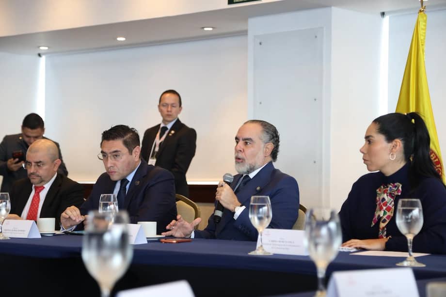 Ministra de las TIC, Carina Murcia y ministro del Interior, Armando Benedetti junto al presidente del CNE, Cristian Quiroz y al registrador delegado para lo electoral, Jaime Hernando Suárez.