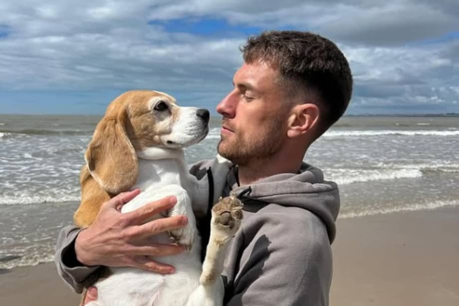 Aaron Ramsey junto a su perrita Halo, cuya desaparición en México ha conmovido a fanáticos y organizaciones animalistas.
