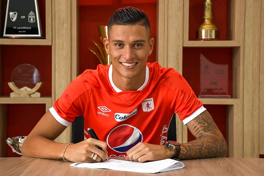 La tensión entre los uniformados y los futbolistas, entre ellos Juan Camilo Portilla, comenzó en el banco de suplentes, hasta trasladarse al parqueadero del estadio.