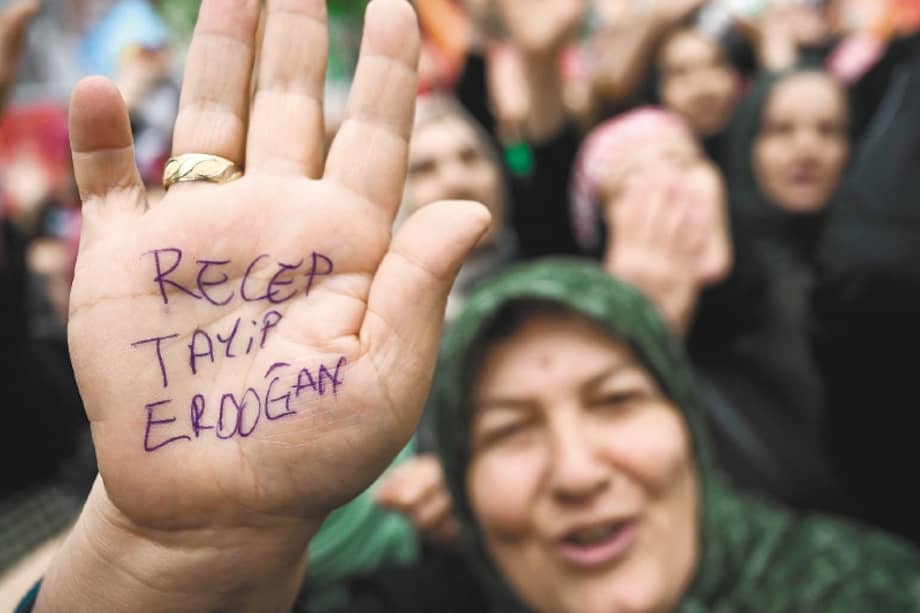 Seguidora de Recep Tayyip Erdogan, presidente turco y del Partido Justicia y Desarrollo, esta semana en Estambul.