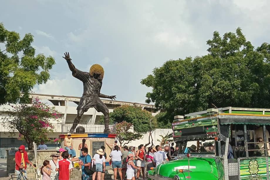La estatua de "El Pibe" presenta fisuras y movimientos en su base tras 24 años sin mantenimiento profundo en Santa Marta.