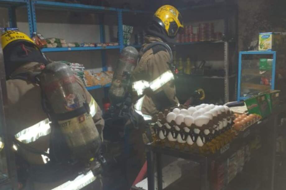 Los Bomberos de Cali realizan las investigaciones para determinar las causas del incendio.
