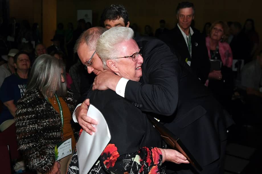 El primer misitro australiano, Scott Morrison, abraza a una víctima de abuso sexual durante la disculpa naciona a víctimas y sobrevivientes de abuso sexual. / EFE