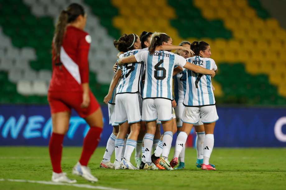 Las jugadoras de Argentina celebran en un partido del grupo B de la Copa América Femenina en el estadio Centenario en Armenia.
