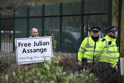Decenas de personas se reunieron frente al Tribunal de la Corona de Woolwich, donde se celebra la audiencia contra Assange, para exigir la liberación del activista australiano. / AFP