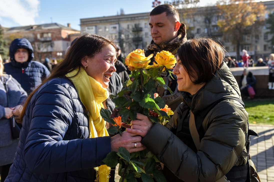 Kherson (Ukraine), 14/11/2022.- Deputy minister of defense Anna Malyar receives a flowers from the local resident during a patriotic rally after President Zelesnky's visit to the recaptured city of Kherson, Ukraine, 14 November 2022. Ukrainian troops entered Kherson on 11 November after Russian troops had withdrawn from the city. Kherson was captured in the early stage of the conflict, shortly after Russian troops had entered Ukraine in February 2022. (Rusia, Ucrania) EFE/EPA/OLEG PETRASYUK