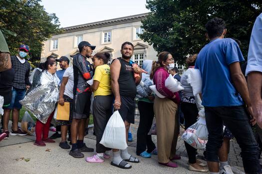 Según las estimaciones de los voluntarios que llegaron a ofrecer ayuda a los migrantes enviados desde Texas hasta Washington, entre el 70 % y el 80 % eran venezolanos. 