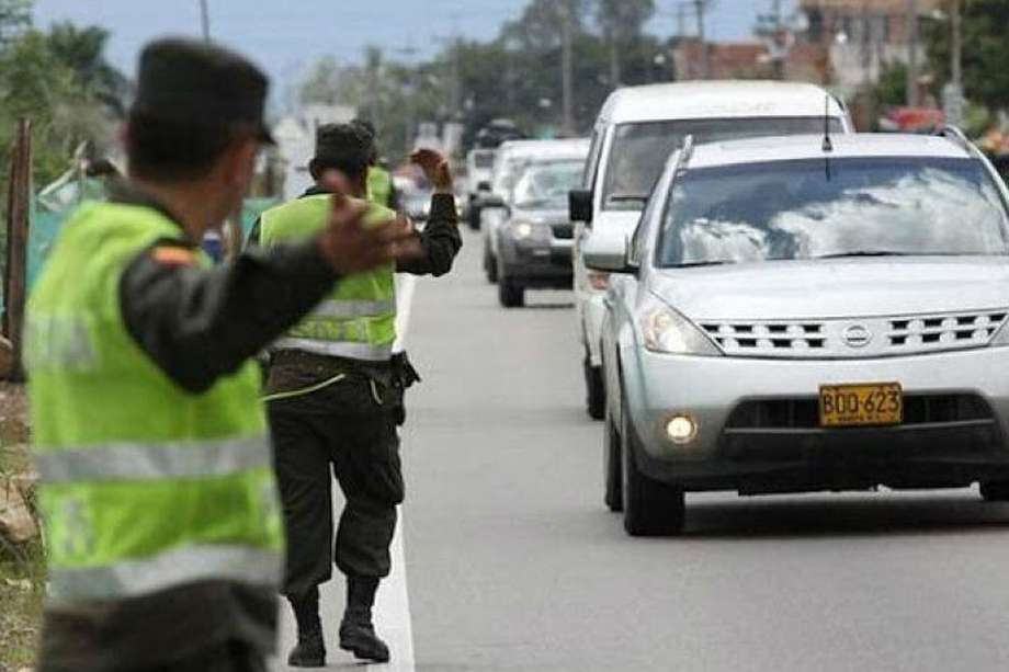 Las autoridades de tránsito esperan movilidad de crecido número de vehículos por las carreteras colombianas.