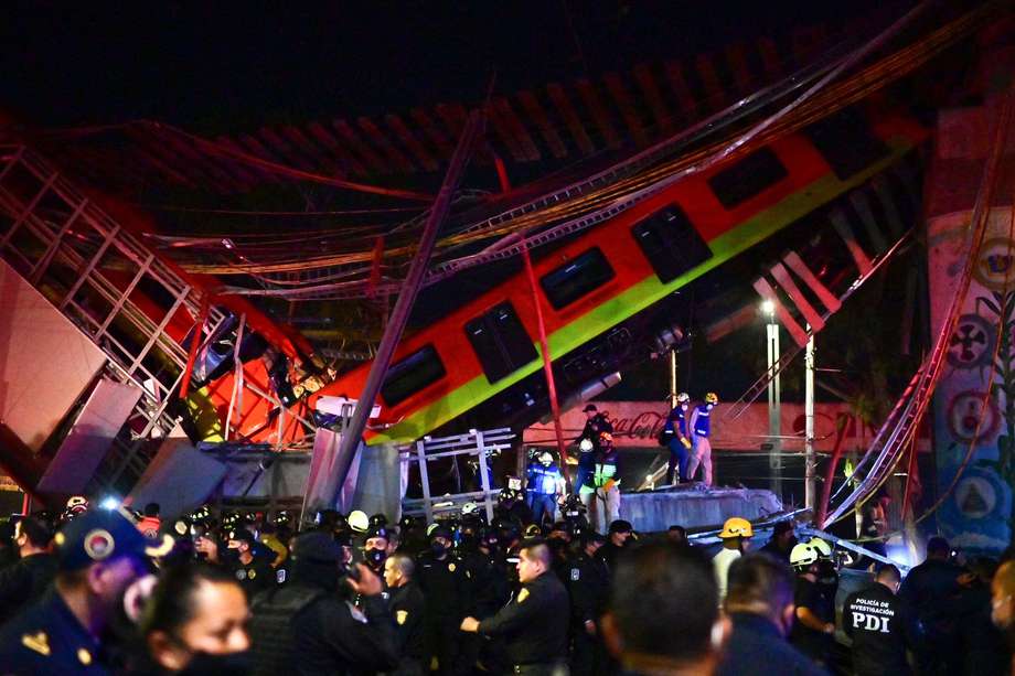 Las primeras imágenes de video muestran cómo dos vagones del metro cayeron sobre la carretera en la que en esos momentos circulaban decenas de vehículos
