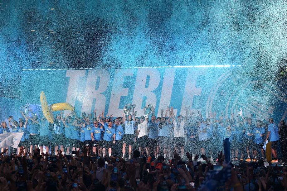 Manchester City completó un triplete histórico (treble en inglés) al ganar la Liga de Campeones de la UEFA, la Copa FA y la Premier League en una sola temporada.