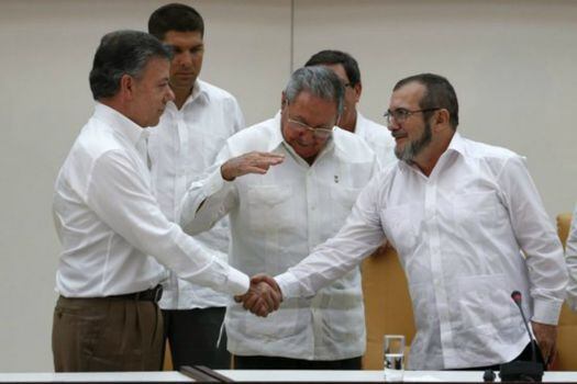 El 23 de septiembre el presidente Santos y Timochenko se estrecharon las manos.  / EFE