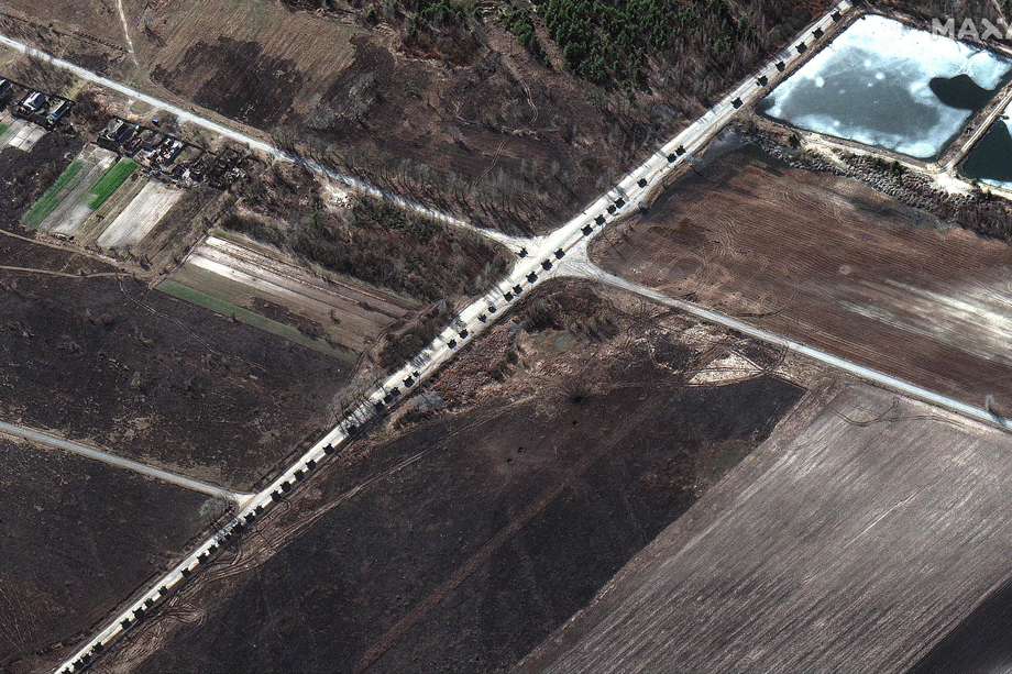 Esta imagen del satélite Maxar tomada y publicada el 28 de febrero de 2022 muestra un convoy militar a lo largo de una carretera, al norte de Ivankiv, Ucrania. Según las imágenes recopiladas por Maxar, el gran convoy militar visto al norte de Kiev se extiende desde cerca del aeropuerto Antonov en el sur hasta el extremo norte del convoy cerca de Prybirsk.