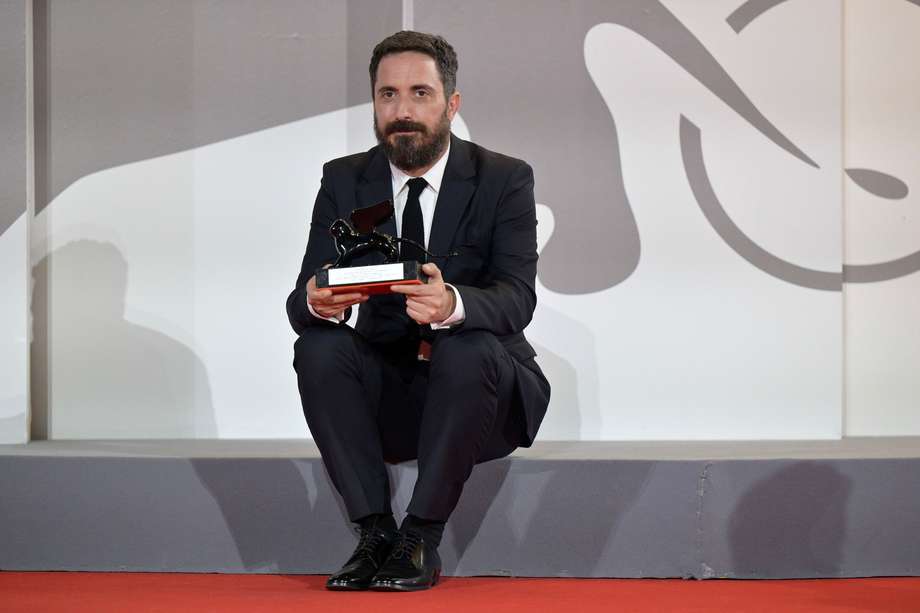 El director chileno Pablo Larraín recibe el Premio al Mejor Guion por 'El Conde' en la ceremonia de clausura y entrega de premios del Festival Internacional de Cine de Venecia, en su octagésima edición.