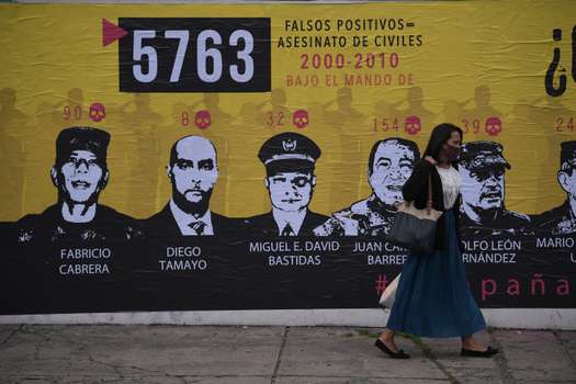 Mural "¿Quien dio la orden?". De acuerdo con la Fiscalía, en un informe rendido a la JEP, hay registro de 2.248 casos de ejecuciones extrajudiciales en Colombia 