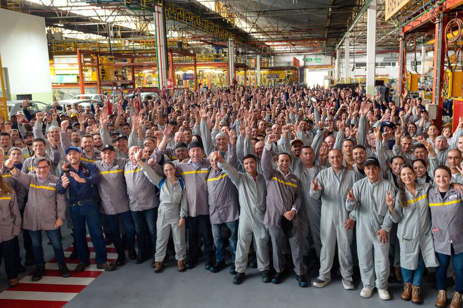 Ariel Montenegro (gorra negra en la mano) y sus compañeros en la planta en Envigado de la marca Renault. / Sofasa