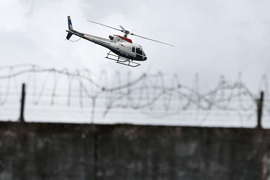 Un helicóptero sobrevuela la cárcel de Santo Domingo de los Tsáchilas (Ecuador), luego de un amotinamiento.