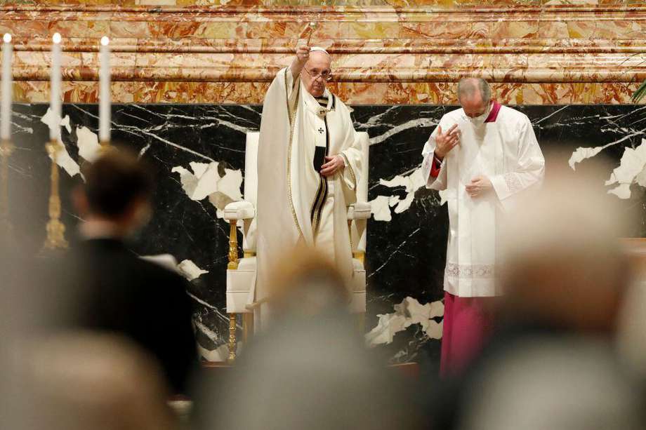 El papa Francisco invitó a los fieles, en su mensaje del Sábado Santo, a volver a creer y a empezar de nuevo tras los meses oscuros de pandemia.