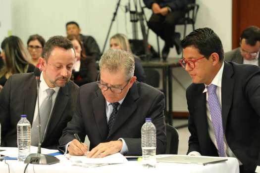 Mario Montoya con sus abogados en una audiencia ante la JEP. / Archivo El Espectador