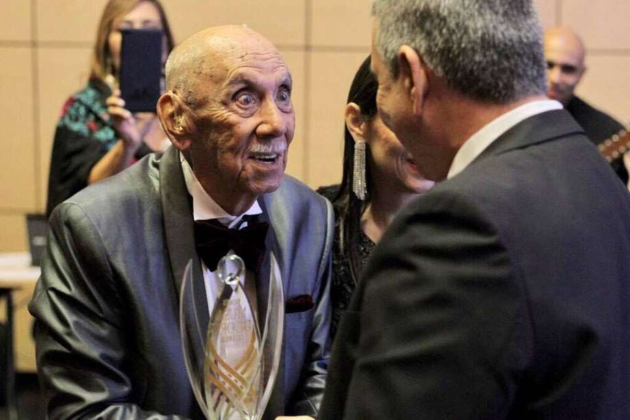 A los 96 años de edad murió el pasado domingo 3 de diciembre, en Medellín, Leonel Cardona García, mejor conocido como León Cardona y una de las grandes figuras de la música en Colombia.