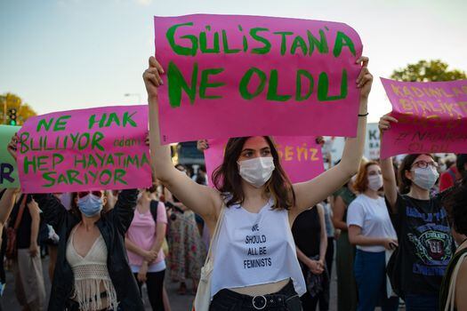 Miles de mujeres marcharon en Turquía para exigir que se luche contra la violencia doméstica.