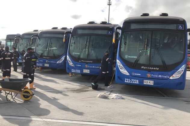 Transmilenio: Alcaldía hace entrega de 64 buses a gas natural