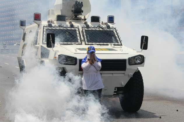 Así se tomó la foto de la mujer que enfrentó a una tanqueta en Venezuela