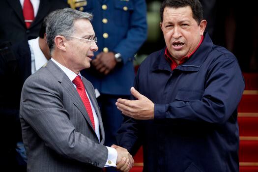 Durante el gobierno de Álvaro Uribe (izquierda), el presidente venezolano Hugo Chávez colaboró en los acercamientos de paz con el Eln.