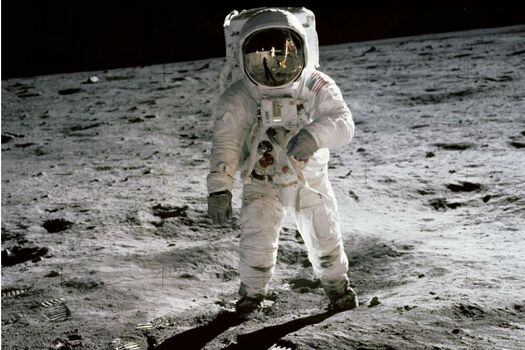 Esta fotografía de "Buzz" Aldrin es una de las más emblemáticas de la primera misión que llevó a la humanidad a la Luna. Sin embargo, es también una de las más cuestionadas por los negacionistas.  / Fotos: NASA
