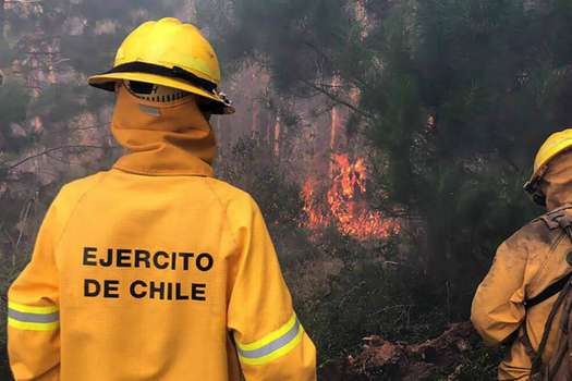 Las autoridades chilenas decretaron estado de catástrofe en las regiones del Maule, Biobío y La Araucanía, en el sur. / AFP PHOTO / EJÉRCITO CHILENO