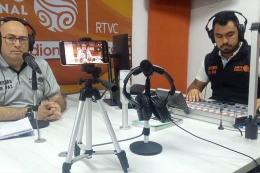 Geovanny Mejía Cantor (izq), periodista de RTVC en Convención, Catatumbo, Norte de Santander.