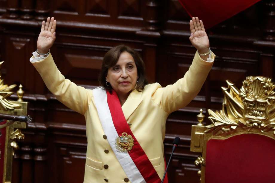 La abogada Dina Boluarte saluda tras ser juramentada como nueva presidenta del Perú hoy, en la sede del Congreso en Lima (Perú).