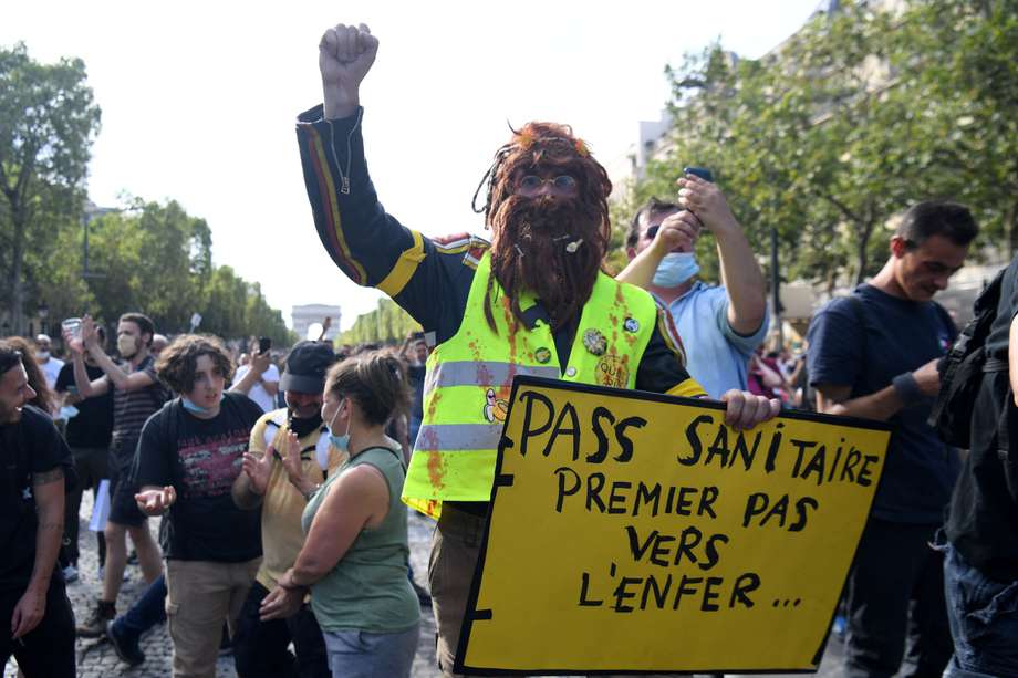Uno de los manifestante francés que se opone a las nuevas medida restrictivas de Emmanuel Macron contra el covid-19.
