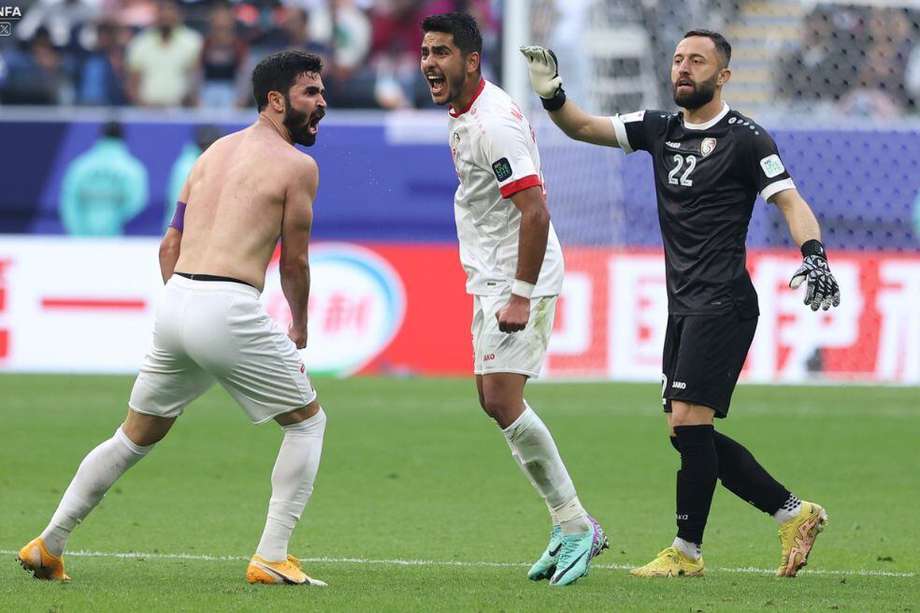 Omar Khribin (izq) celebra el gol que le dio a la selección de Siria el paso a la siguiente ronda de la Copa Asiática.