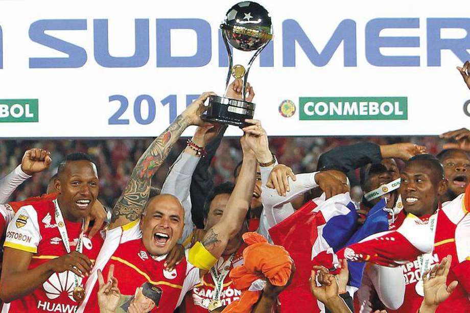 Los jugadores de Santa Fe celebran la obtención de la Copa Sudamericana en 2015 tras vencer en Bogotá a Huracán (Argentina) en la final. / EFE