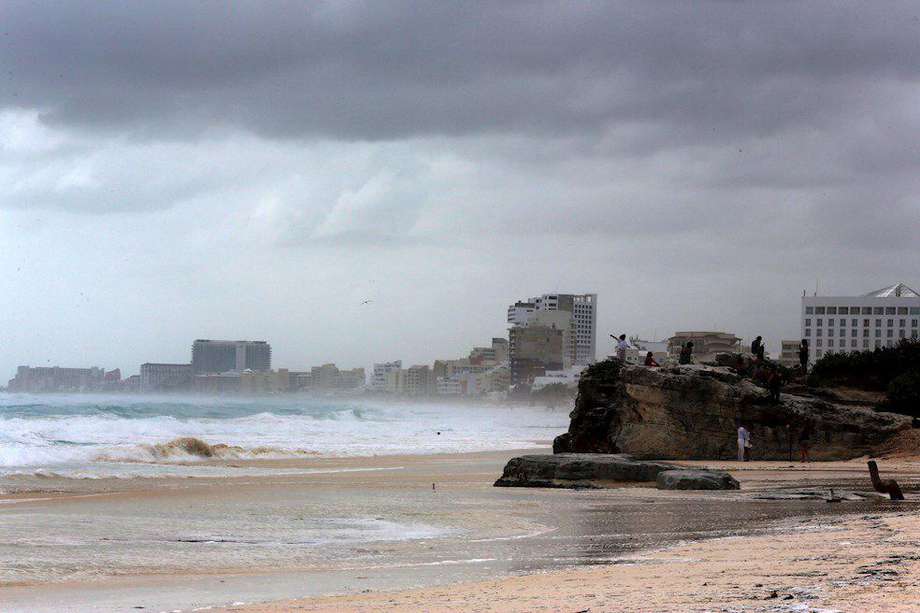 Una playa de la ciudad de Cancún en el estado de Quintana Roo (México), hoy en alerta roja por la llegada del huracán Zeta.