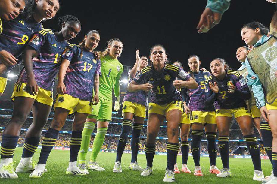 Catalina Usme (cent.), número 11 de la selección de Colombia, en una arenga junto a sus compañeras, en el Mundial de Australia y Nueva Zelanda 2023.  / Getty Images