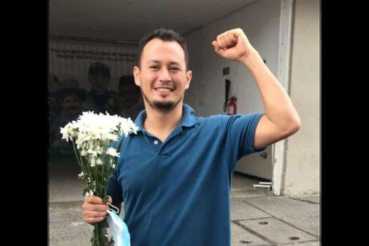Harold Ordóñez Botero quedó en libertad el lunes 6 de septiembre después de pasar siete días detenido en la estación de Policía Fray Damián en Cali. Su proceso judicial sigue hasta el juicio.