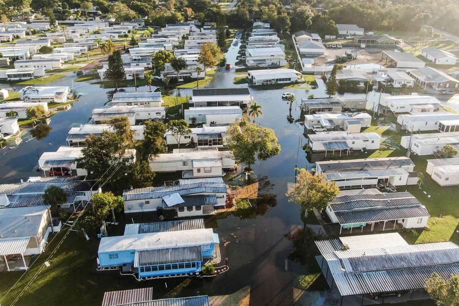 Una foto aérea realizada con un dron muestra casas rodeadas de inundaciones tras el paso del huracán Ian en South Daytona Beach, Florida. La tormenta de categoría 4 tocó tierra el pasado 28 de septiembre, causando daños generalizados. 
