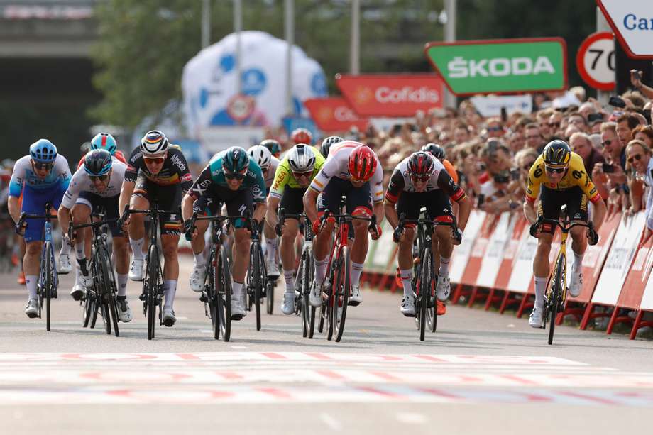 Foto del final de la etapa dos de la Vuelta a España, que ganó el irlandés Sam Bennett (Bora).