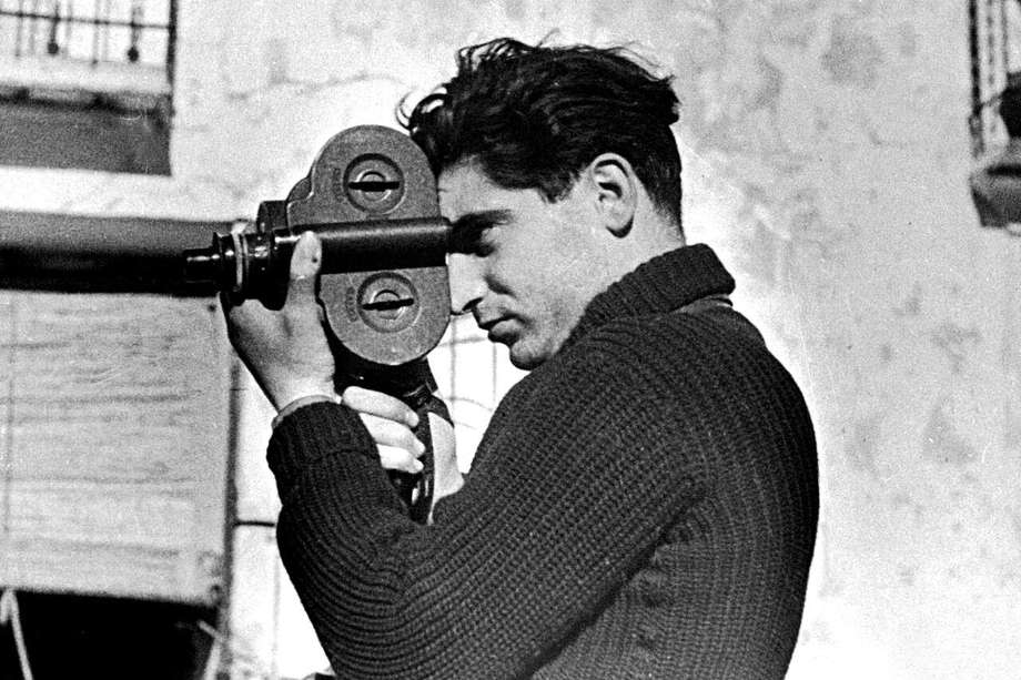 El fotógrafo húngaro-americano nació el 22 de octubre de 1913 y falleció el 25 de mayo de 1954.