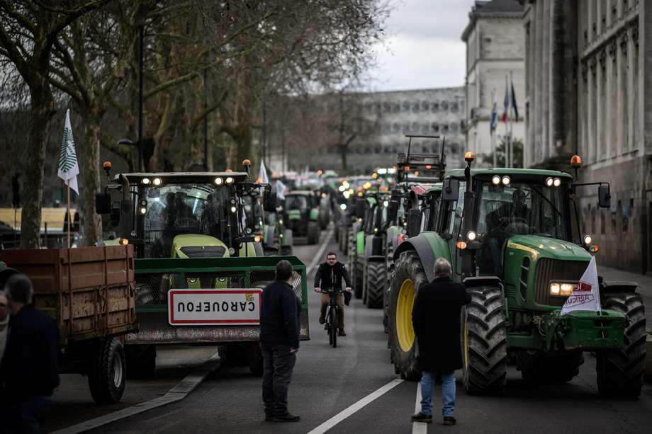 Los agricultores se manifiestan con cientos de tractores en el centro de Nantes el 25 de enero de 2024, como parte de un día de acción a nivel nacional convocado por varios sindicatos agrícolas.