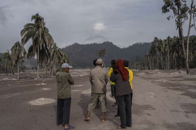 Erupción del volcán Semeru en Indonesia deja al menos 14 personas muertas
