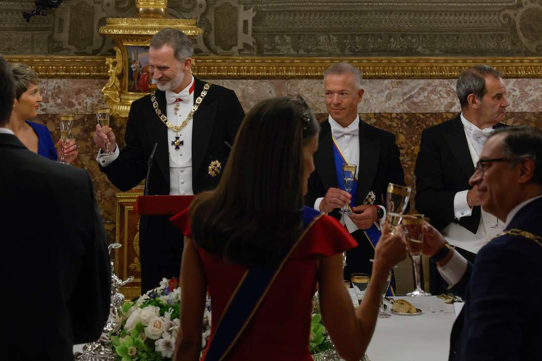 MADRID, 03/05/2023.- El rey Felipe VI (2i) brinda con la primera dama de Colombia Verónica Alcocer (i) y la reina Letizia (c) brinda con el presidente de Colombia Gustavo Petro (d), durante la cena de gala que los monarcas españoles ofrecen al mandatario colombiano y su esposa, hoy miércoles en el Palacio Real, en Madrid. EFE/JUANJO MARTÍN  POOL