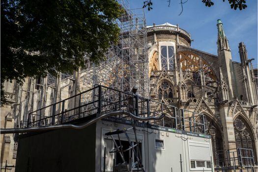 Vista exterior de la catedral de Notre-Dame de Paris durante los trabajos preliminares, en París, el pasado 24 de julio de 2019, tres meses después de haber sido gravemente dañado por un gran incendio el 15 de abril. / EFE