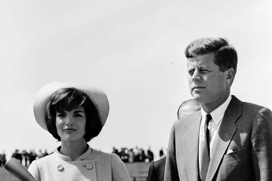 La Primera Dama Jacqueline Kennedy y el Presidente John F. Kennedy en una ceremonia que marcó su llegada al Aeropuerto El Dorado de Bogotá, Colombia. [Fotografía de Harold Sellers]