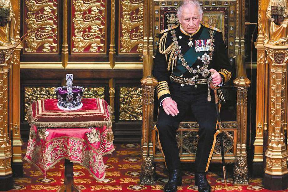 Carlos III junto a la Corona del Estado Imperial en la Cámara de los Lores en mayo de este año. / AFP